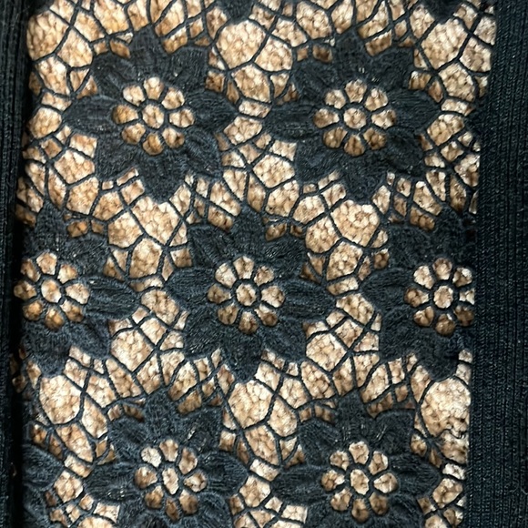 Cute GNW black sweater with flower lace print on back size S - Picture 2 of 2
